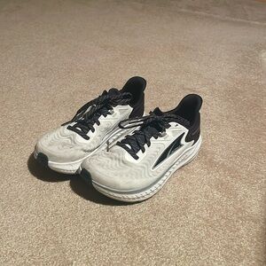 Altra torin 7, women’s 9. Barely worn.